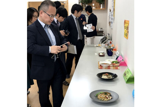 "是鲷鱼的东西汤ttai!"菜试餐会