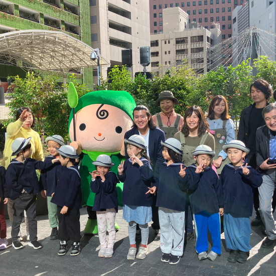 由于全部的力完成！在福冈市政府的前面的"们创的花坛"